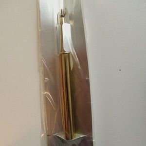 Lip brush in Gold case
